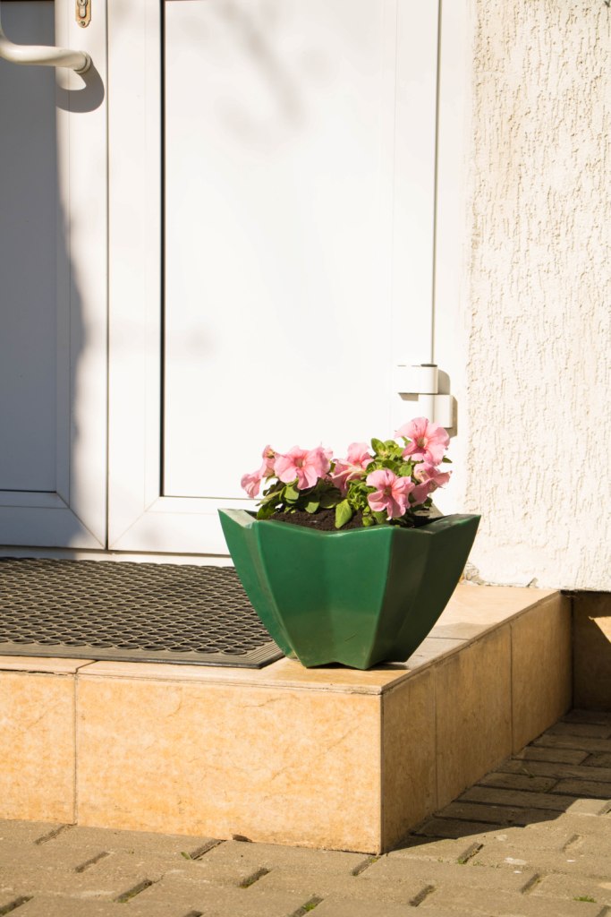 Вазон пластиковый. Собственное производство. Чистоград. Кашпо цветочное Лотос 350/450. Модель 2019